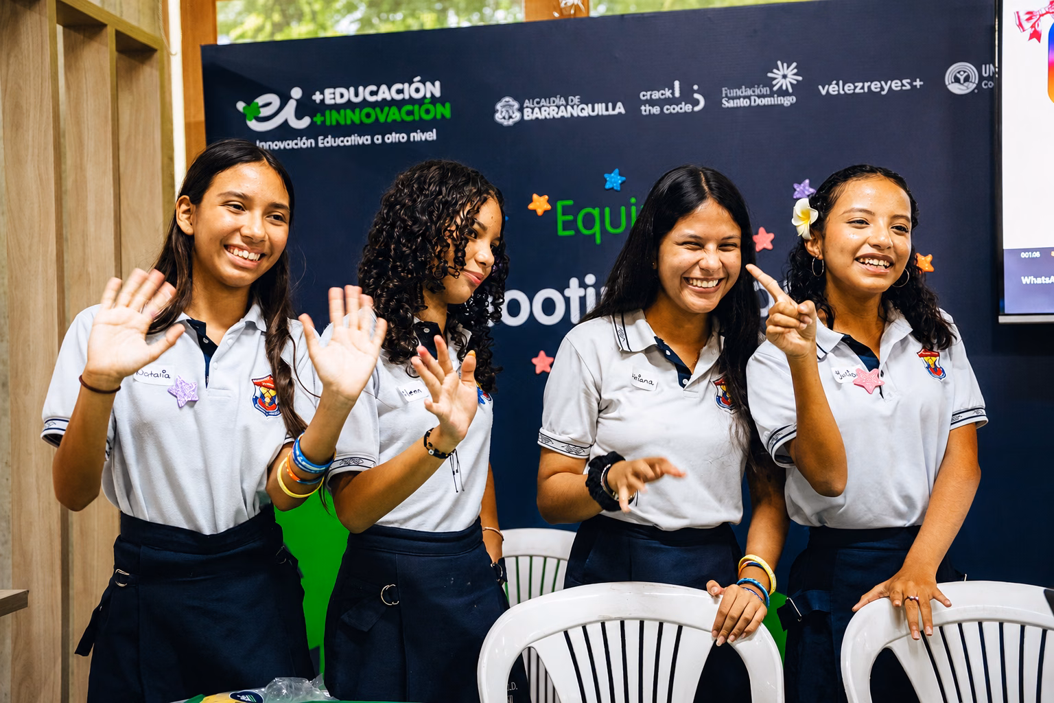 Estudiantes saludan durante un evento de educación e innovación